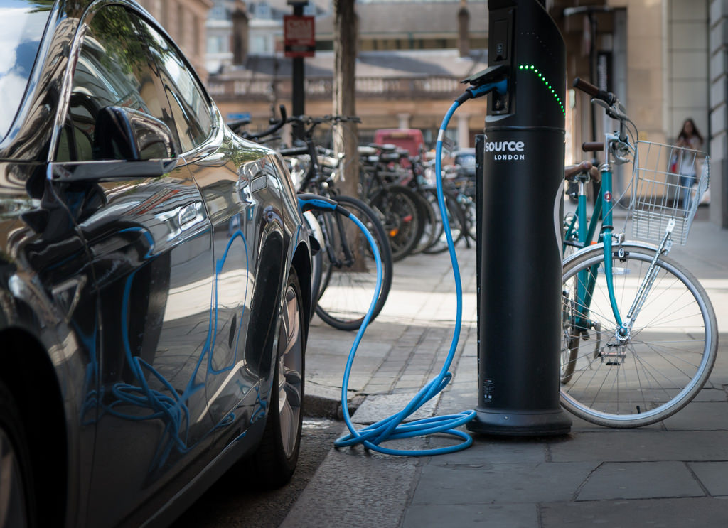 Mobilier urbain : des lampadaires rechargent les véhicules électriques